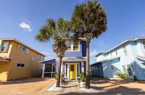 Port Aransas House | Salty Waves | Beach Cottage, Walk to Beach, Pool, Fenced Yard & Grill