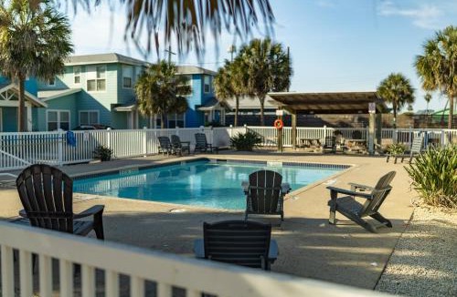 Port Aransas House | Salty Waves | Beach Cottage, Walk to Beach, Pool, Fenced Yard & Grill