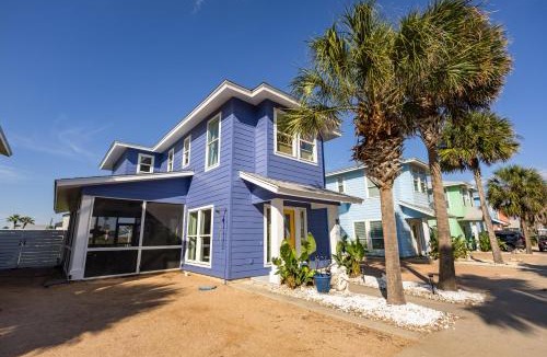 Port Aransas House | Salty Waves | Beach Cottage, Walk to Beach, Pool, Fenced Yard & Grill