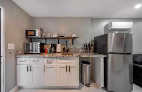 Sam Hughes House | Sam Hughes/Casita/1 BD 1 BA/Shared Yard