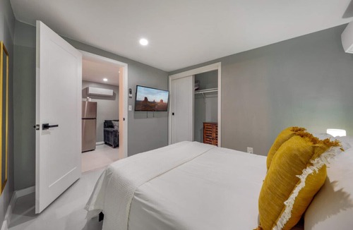 Sam Hughes House | Sam Hughes/Casita/1 BD 1 BA/Shared Yard