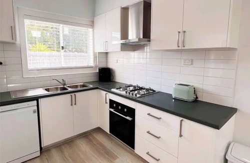 Moe House | Sam's Cottage on Hennessey