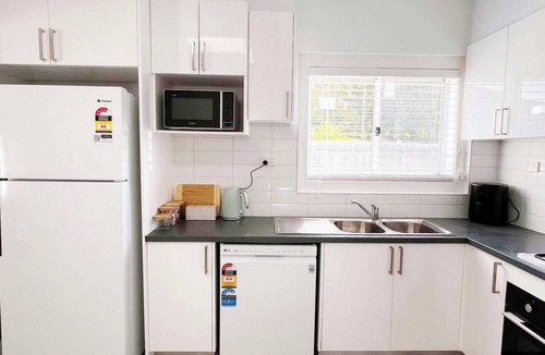 Moe House | Sam's Cottage on Hennessey