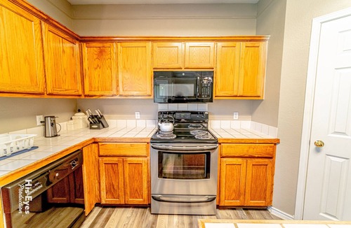Hutto House | Samsung Close - Estate Home- Quiet Neighborhood Trucks OK 6 Beds+Sleeper Sofa