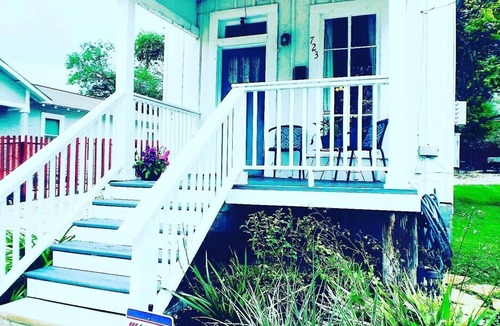 Near East Side House | San Antonio Cozy Home by The Riverwalk, Historic Alamo & Convention Centers.