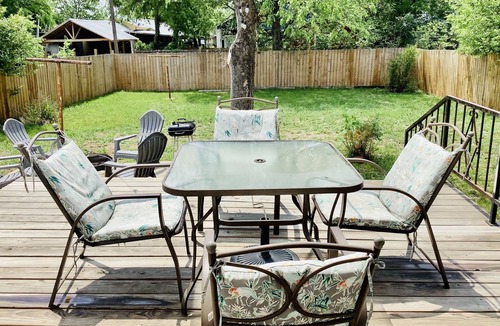 Woodlawn Lake Cottage | San Antonio, Fiesta Texas, The Alamo, Riverwalk