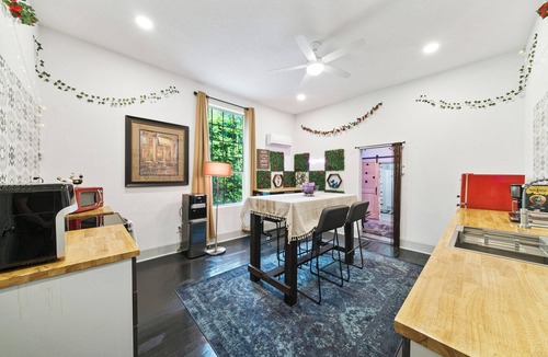 Alta Vista Apartment | San Antonio Furnished Getaway l 30+ Night Stay