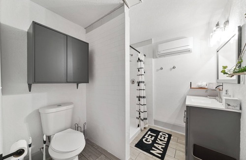 Alta Vista Apartment | San Antonio Furnished Getaway l 30+ Night Stay