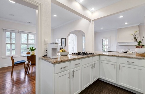 Monte Vista Cottage | San Antonio Historic cottage 10 minutes from downtown & Airport
