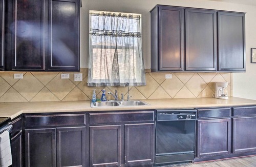 Southside House | San Antonio Home ~ 13 Mi to Downtown & the Alamo!