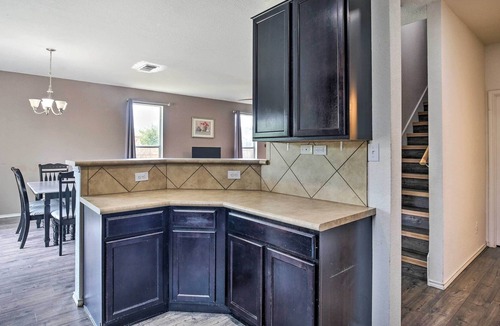 Southside House | San Antonio Home ~ 13 Mi to Downtown & the Alamo!