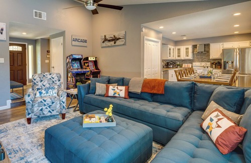 San Antonio Cottage | San Antonio Home w/Private Hot Tub: Pet Friendly!