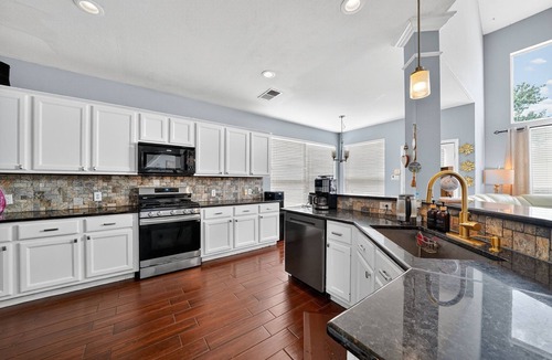 Stone Oak House | San Antonio Oasis Hot Tub & Pool Access 4 Bedroom Home