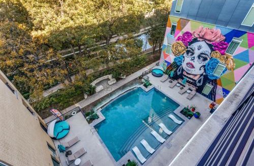 Downtown San Antonio Apartment | San Antonio TX Condo on Riverwalk w King Ste,Pets