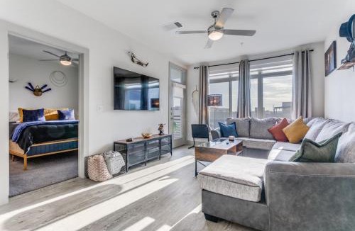 Downtown San Antonio Apartment | San Antonio TX Condo on Riverwalk w King Ste,Pets