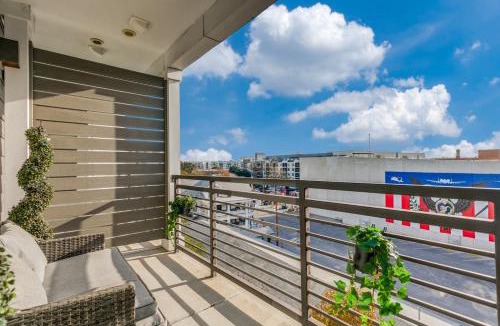 Downtown San Antonio Apartment | San Antonio TX Condo on Riverwalk w King Ste,Pets