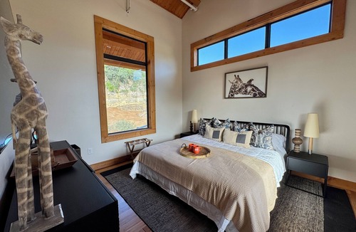 San Antonio Cabin | San Antonio Zoo - Spekboom Giraffe Lodge