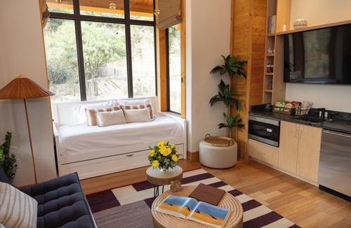 San Antonio Cabin | San Antonio Zoo - Spekboom Giraffe Lodge