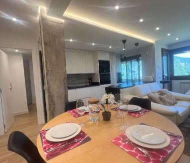 Jaca Apartment | San Bernardo Apartamento de lujo con ascensor, Wifi y vistas a Collarada
