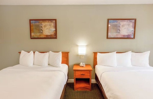 San Clemente Hotel | San Clemente Pier & Restaurants Steps from 2 Queen Beds Room | Free Parking