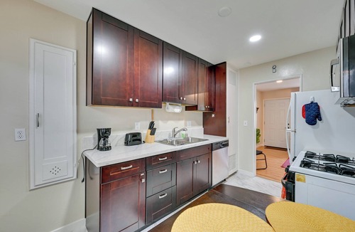 Pacific Beach Apartment | San Diego Gem: Walk to Bay, Beaches & Boardwalk