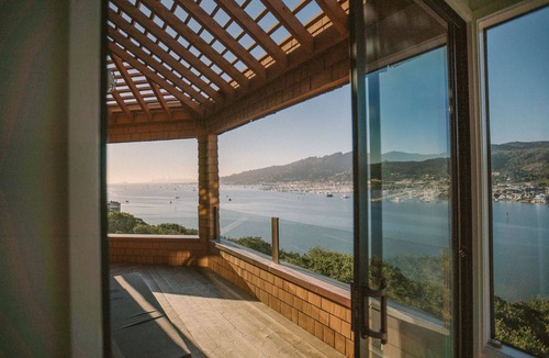 Strawberry House | San Francisco Marin Waterfront Architectural Stunner
