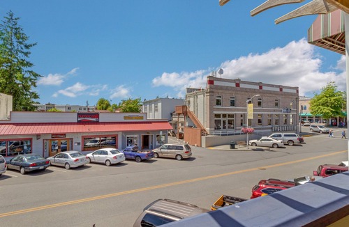 Friday Harbor Condo | San Juan Suites -Conservatory - Pet Friendly!