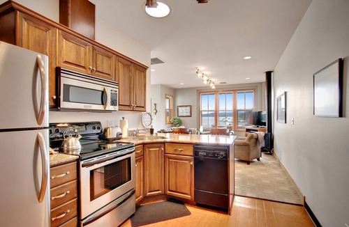 Friday Harbor Condo | San Juan Suites - High Seas! Downtown!