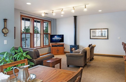 Friday Harbor Condo | San Juan Suites - High Seas! Downtown!