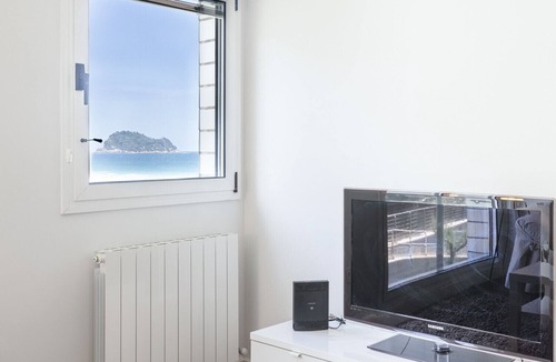 Zarautz Apartment | San Luis 2 Apartment with garage, and beach views by Egona