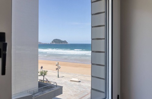 Zarautz Apartment | San Luis 2 Apartment with garage, and beach views by Egona