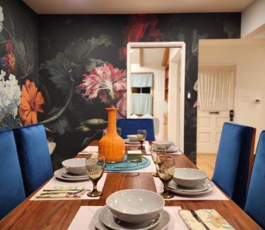 Coastal San Pedro House | San Pedro Coastal Stay Near Beach plus Parking