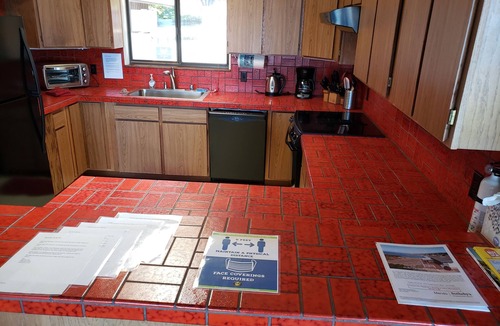 Albion House | Sanctuary By the Sea-Dramatic Oceanfront with Hot Tub