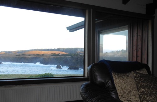 Albion House | Sanctuary By the Sea-Dramatic Oceanfront with Hot Tub