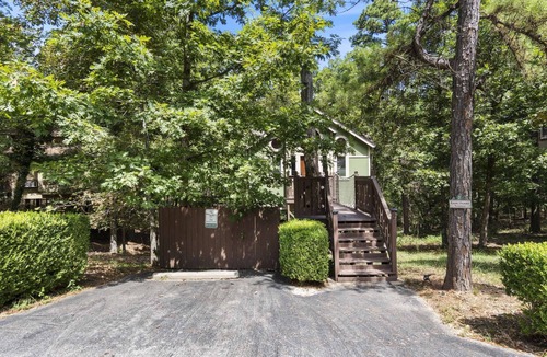 Eureka Springs Cottage | Sanctuary Treehouse with Jacuzzi