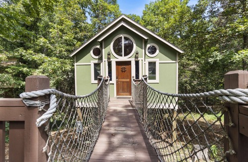 Eureka Springs Cottage | Sanctuary Treehouse with Jacuzzi