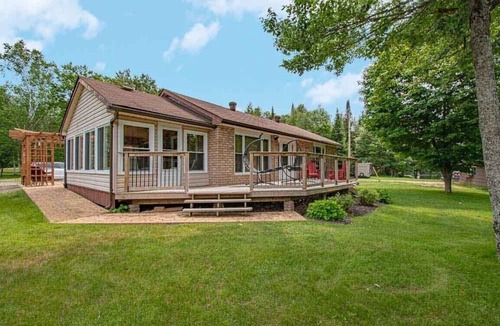 Kearney Cottage | Sand Lake Getaway - Three Bedroom Cottage, Sleeps 8