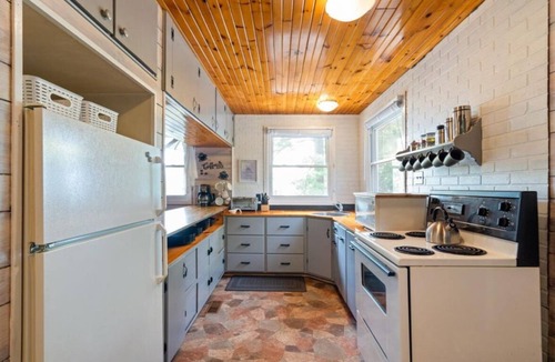 North Frontenac Cottage | Sand Lake Oasis - Three Bedroom Cottage, Sleeps 8
