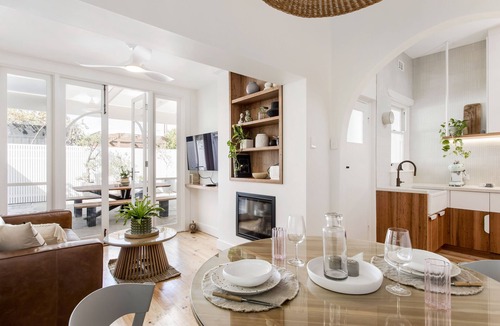 Henley Beach Apartment | Sand Prints/Seafront/Cafes/Sleeps 6/Dogs