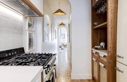 Henley Beach Apartment | Sand Prints/Seafront/Cafes/Sleeps 6/Dogs