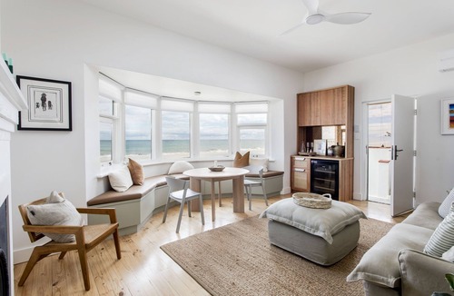 Henley Beach Apartment | Sand Prints/Seafront/Cafes/Sleeps 6/Dogs