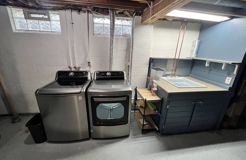 Fairlawn House | Sand Run Retreat - Modern Split-Level Getaway