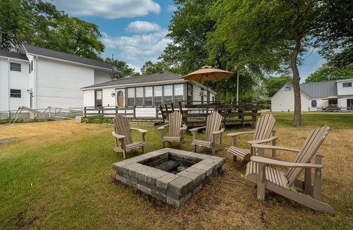 West Lake Cottage | Sandbanks Sunset Cottage Rental