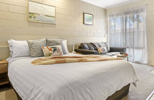 Lakes Entrance Hotel | Sandbar Motel