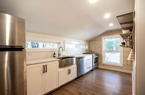 Thompson's Point House | SANDBAR SHORES
