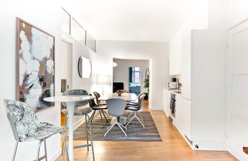 Copenhagen City Centre Apartment | Sanders Leaves - Charming Three-Bedroom Apartment In Downtown Copenhagen