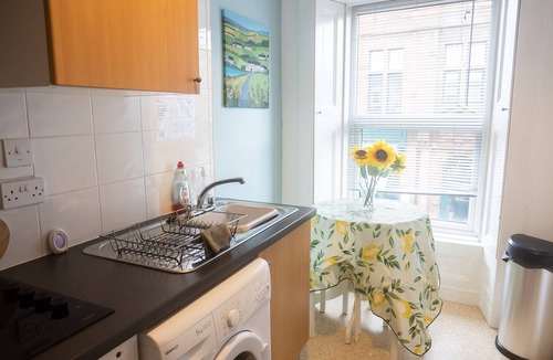 Ayr Apartment | Sandgate 2-Bed Apartment in Ayr central location
