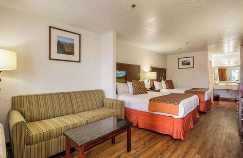 Westside Hotel | Sandia Peak Inn Old Town ABQ, a Howard Johnson by Wyndham