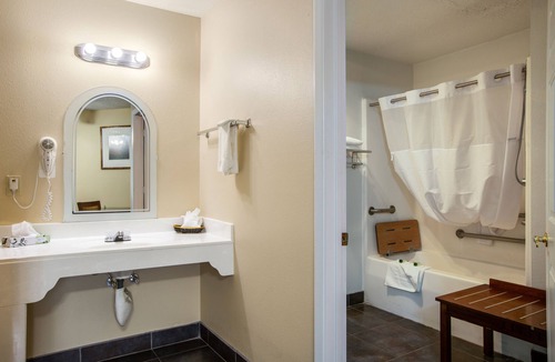 Westside Hotel | Sandia Peak Inn Old Town ABQ, a Howard Johnson by Wyndham