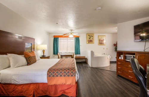 Westside Hotel | Sandia Peak Inn Old Town ABQ, a Howard Johnson by Wyndham